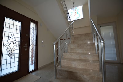 Stylish Villa With 5 Bedrooms,5 Bathroom, Private Pool,Air Conditioning,Alarm