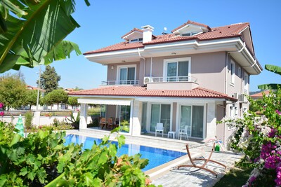 Stylish Villa With 5 Bedrooms,5 Bathroom, Private Pool,Air Conditioning,Alarm