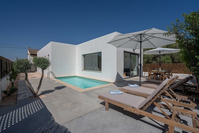 Villa:jardín y piscina privados, Wifi, A/A,Tvsat,limpieza profesional con ozono.