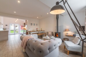 Miss Fishers, Port Isaac. Ground floor:  Open-plan sitting room with dining area and kitchen