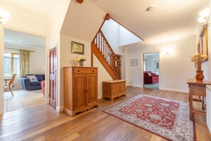 Ground floor: Spacious and light hallway