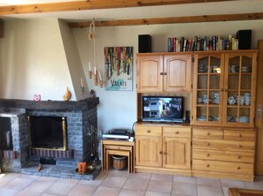 Lounge showing tv, dvd & radio/cd