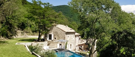 Domaine des Camarades with 40 ha on a private mountain facing south