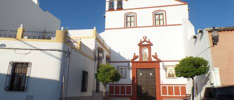 Casa en Plaza Llano del Convento junto a Iglesia de la Trinidad y Covento.