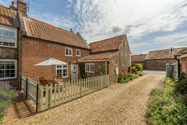 Sexton's Yard Cottage, Docking: A lovely characterful and cosy cottage located in a private road