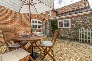Sexton's Yard Cottage, Docking: Fully-enclosed courtyard with seating for four