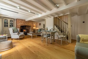 Sexton's Yard Cottage, Docking: Open-plan living area