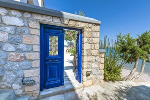 doorway of the lower terrace leading to the beach 