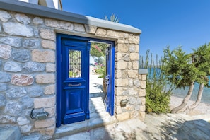 doorway of the lower terrace leading to the beach 