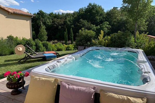 Bain à remous extérieur
