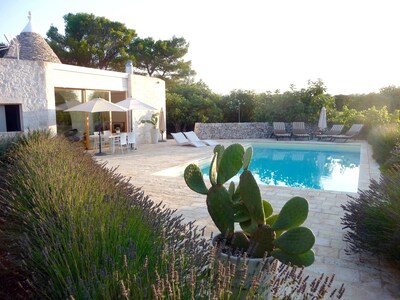 Trullo contemporáneo y piscina, Puglia