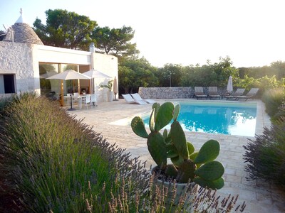 Zeitgenössischer Trullo und Pool, Puglia