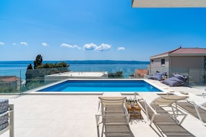 Private, heated 28sqm pool with counter-current, 8 lounge chairs