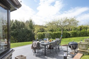 April Cottage, Polzeath. This idyllic setting is ideal for enjoying a stunning Cornish sunset
