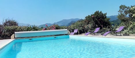 piscine commune à toutes les chambres face à la chaîne des Pyrénées