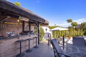 Bar, bbq, garden and pool view, plenty of seating.