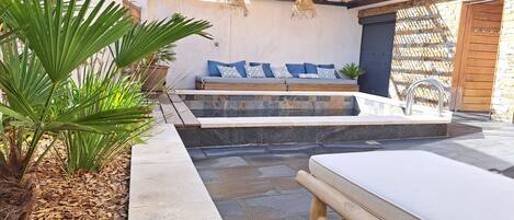 Outdoor spa tub