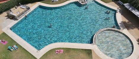 Amplia piscina de 500m² totalmente reformada. Vista desde la terraza. 
