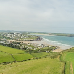 Polzeath beach is surrounded by fantastic coastal walks and lush green fields and shrubbery