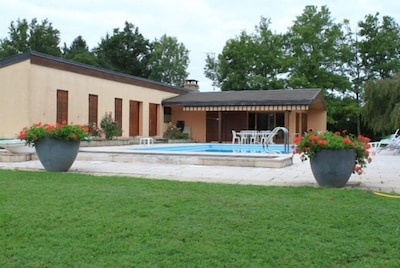 Large property with private swimming pool and tennis court on Lake Montaubry