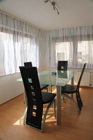 Esszimmer / Dining Room