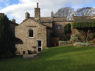 The Apothecary's House - Large 18th century property in Askrigg - with a garden