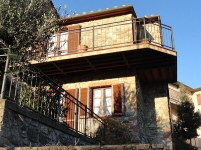 Hermosa casa de piedra en la Toscana con terraza y balcón.
