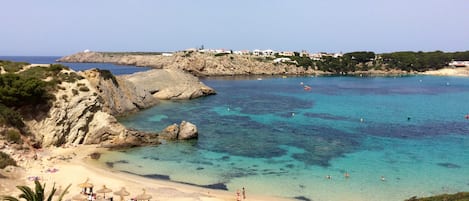 la playa dispone de sombrillas y hamacas de alquiler