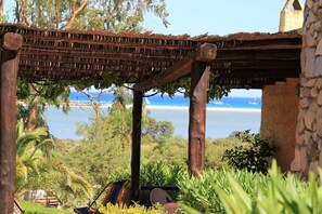 Blick von der Terrasse auf die gesamte Bucht