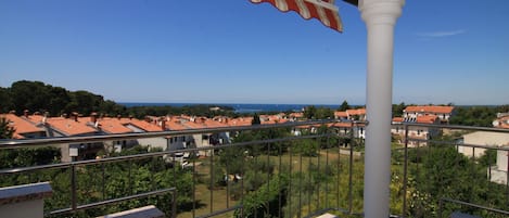 Blick auf die Adria und Porec vom Balkon der Fewo