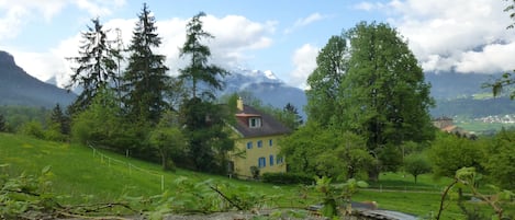 Situatione idyllica con vista del castello di Rietberg