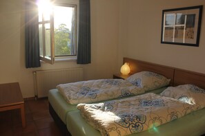 großzügig geschnittenes Schlafzimmer