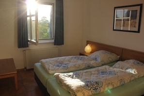 großzügig geschnittenes Schlafzimmer