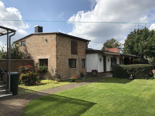 Ferienhaus mit Ferienwohnung (bestehend aus weißem und geklinkertem Gebäude)