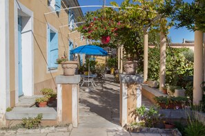 Tonnelle et terrasse du gîte