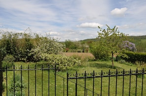 Le jardin depuis la terrasse.