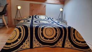 Französisches Bett mit Versace Tagesdecke