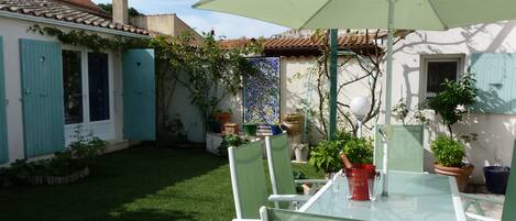 Vue du jardin avec la terrasse