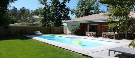 Piscine - terrasse - exposition plein sud (soleil de 07:00 à 22:00 en été)