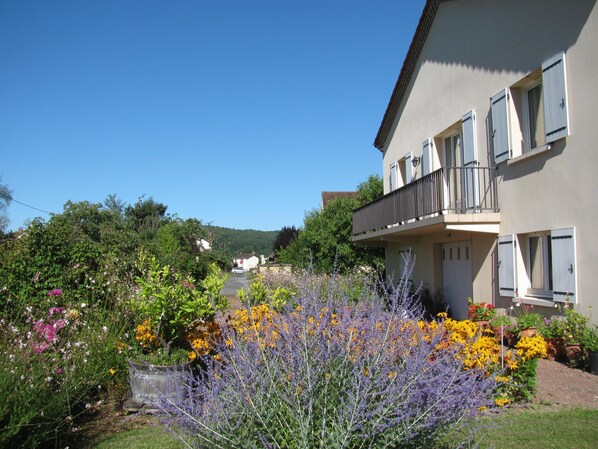 "La maison fleurie"
le jardin