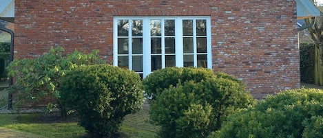 Das Haus von vorne mit Westterrasse.