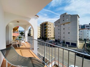 Terraza donde pueden comer 6 personas.