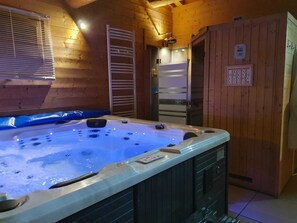 Espace détente avec Jacuzzi 