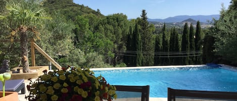 piscine au sel , douceur pour la peau et cheveux. Vue époustouflante.