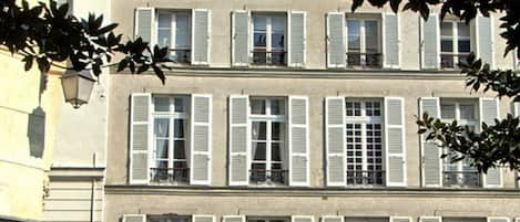 Building on Magnolias square