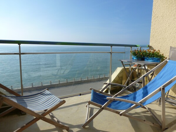 Sieste ou apéro au soleil sur le Balcon (ici la marée  est haute) 