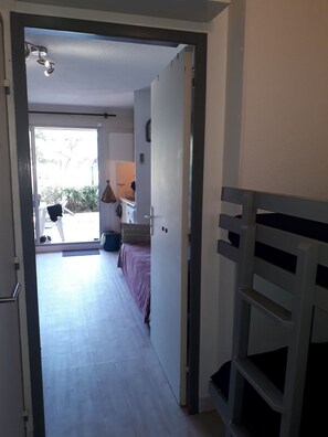 Vue de la chambre avec 2 lits superposés sur pièce principale