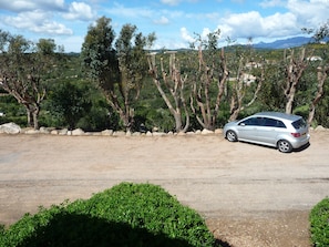 Vue de la partie ouest de l'appartement et parking