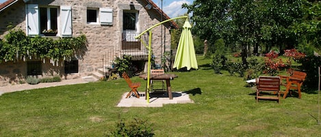 Le gîte, son entrée et son jardin indépendants