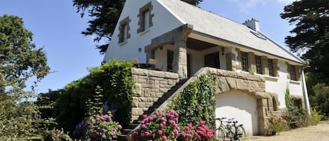 Grande Maison avec petite terrase et vue sur la mer et les iles